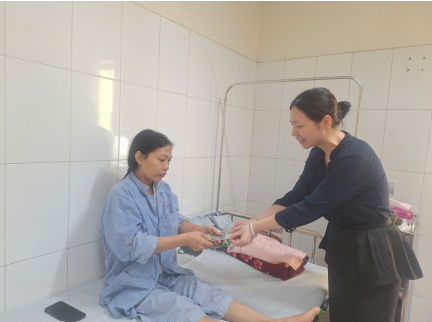 Gia đình chị Phương và em Linh trao hỗ trợ
